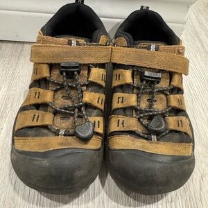 Kids keen size 12 running shoes